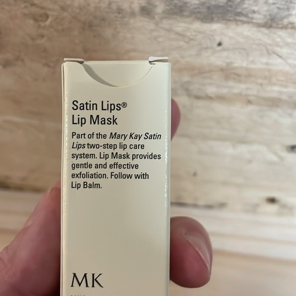 Mary Kay Satin Lips Exfoliating Lip Mask - Picture 5 of 9